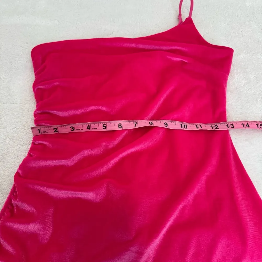 Lucy In the sky One Shoulder Velvet Dress in Hot Pink size M - Image 11