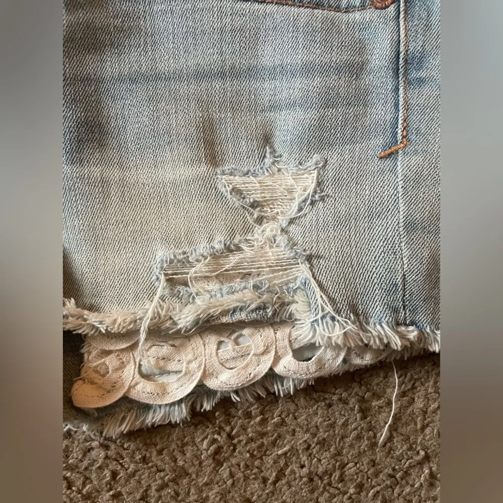 American Eagle Shortie Distress Blue White Washed Denim Jean Shorts Lace Pockets - Image 3