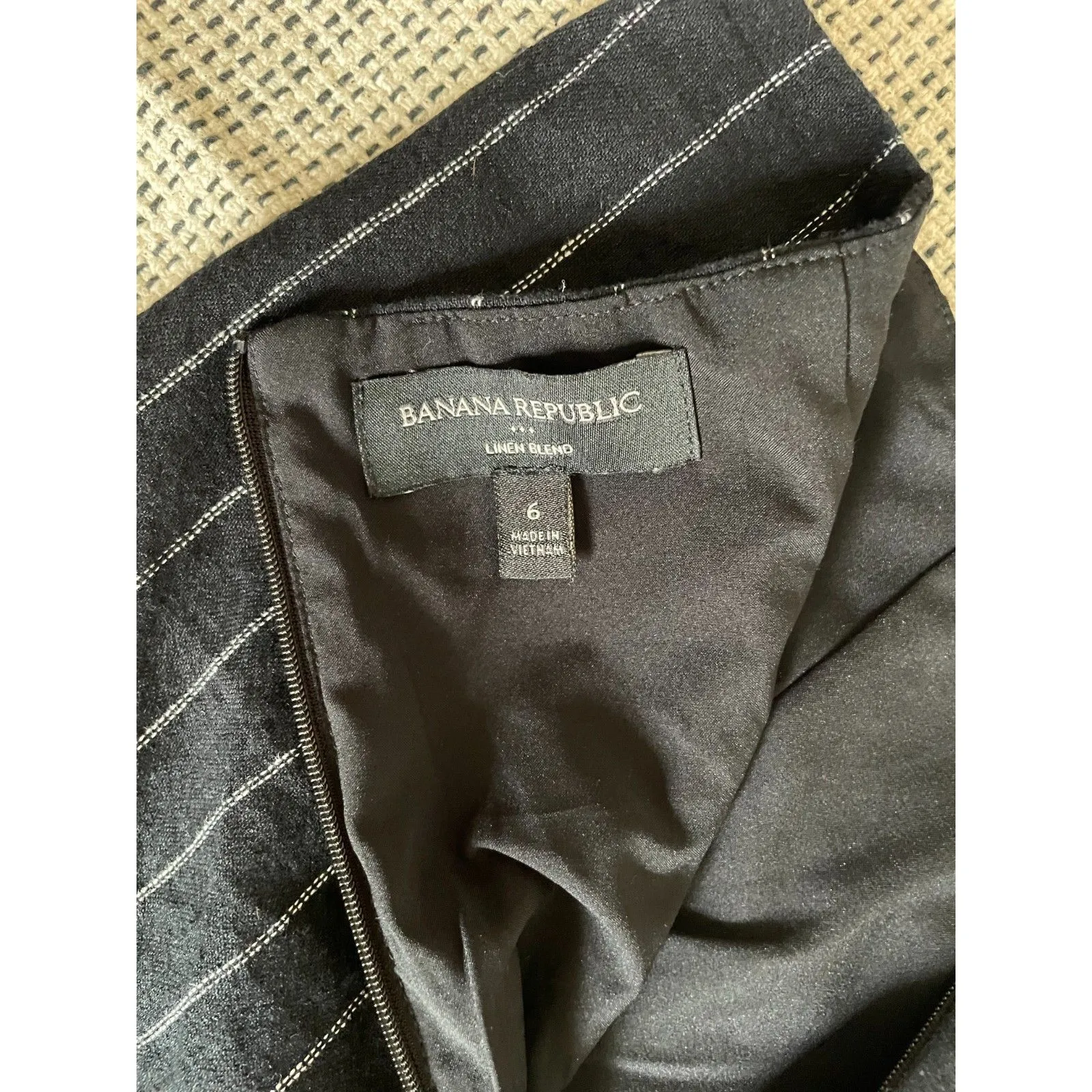 Banana Republic Linen Blend Pencil Skirt Womens Size 6 Black Pinstripe Button - Image 5