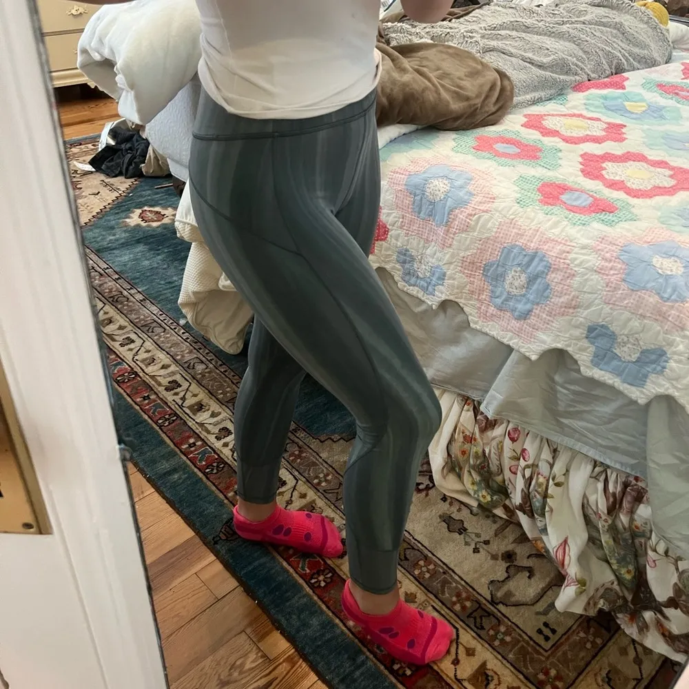 Lululemon in movement tight, leggings!! - Image 9