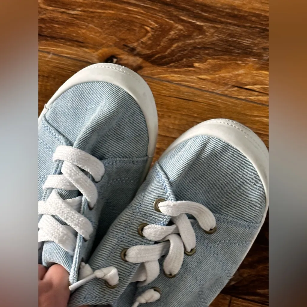 Maurice’s size 8 sneakers - Image 3