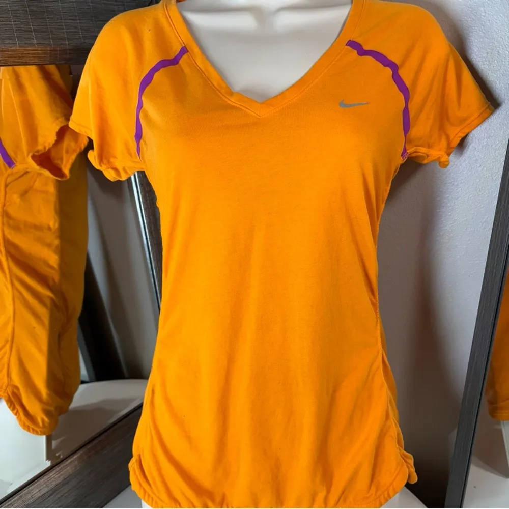 Nike dryfit woman’s size small athletic t-shirt - Image 3