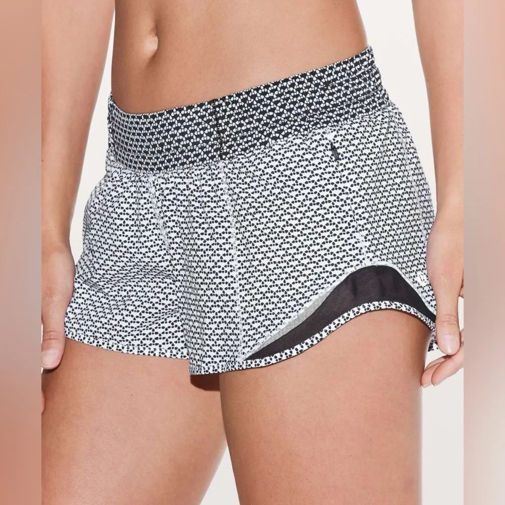 Lululemon Hotty Hot Short II *2.5" Monochromic White / Monochromic Black Size 8 - Image 3