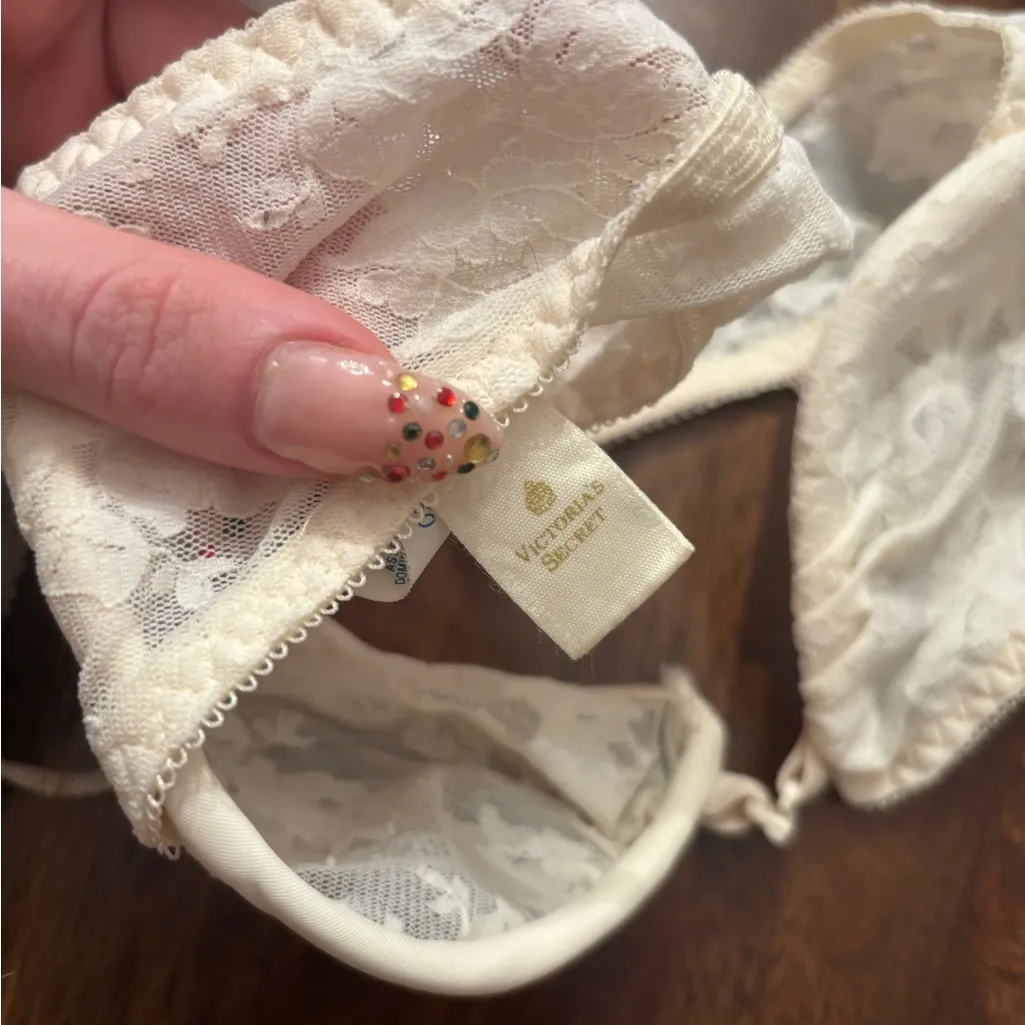 Victoria’s Secret 1960 Lace Bra - Image 2