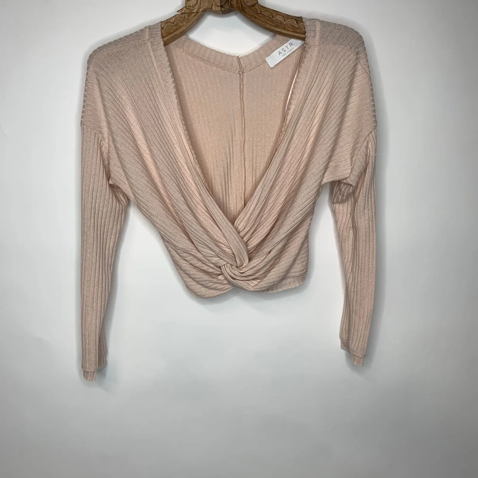 ASTR Pale Pink  Ribbed Twist Front Long Sleeve Crop Top Sz Small - Image 4