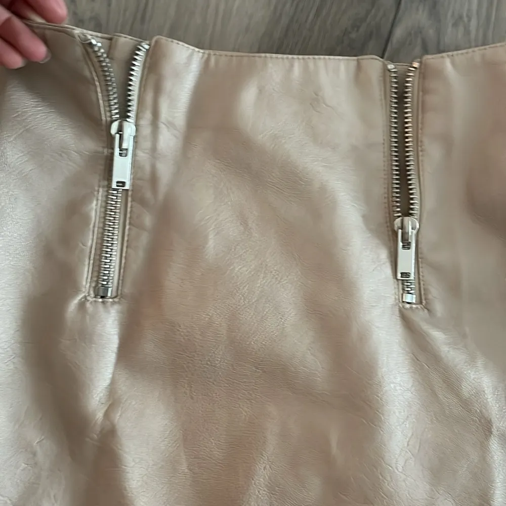 Gorgeous Forever21 Cream Colored Zippered High Waisted Mini Skirt - Image 5
