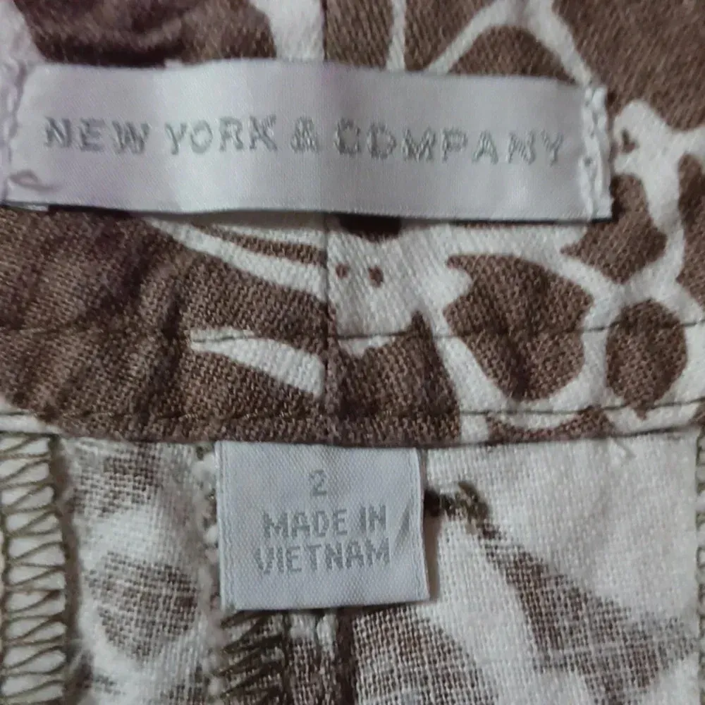 New York & company Brown floral shorts White Size 2 - Image 4