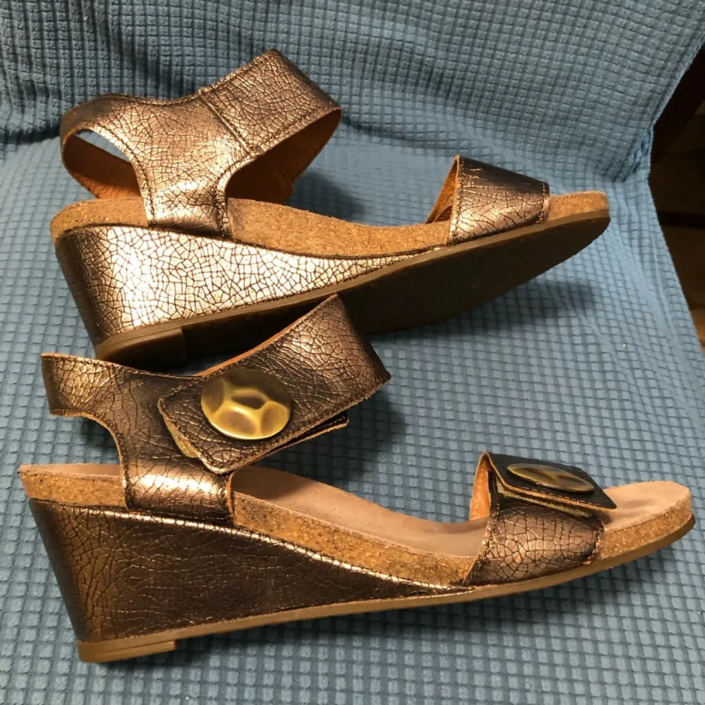 Taos Carousel Sandals Women's 10 Metallic Leather Snake Print Wedge Heels Gold - Image 9