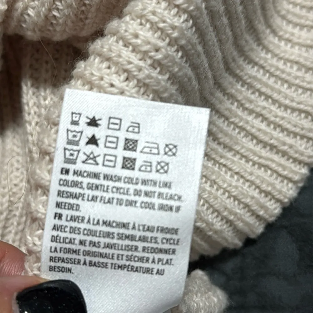 American Eagle size small pullover v-neck knit sweater lace up design on sleeves - Image 4