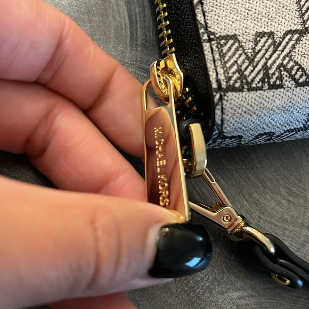 Michael Kors Printed Wallet Wrislet New without Tags - Image 4