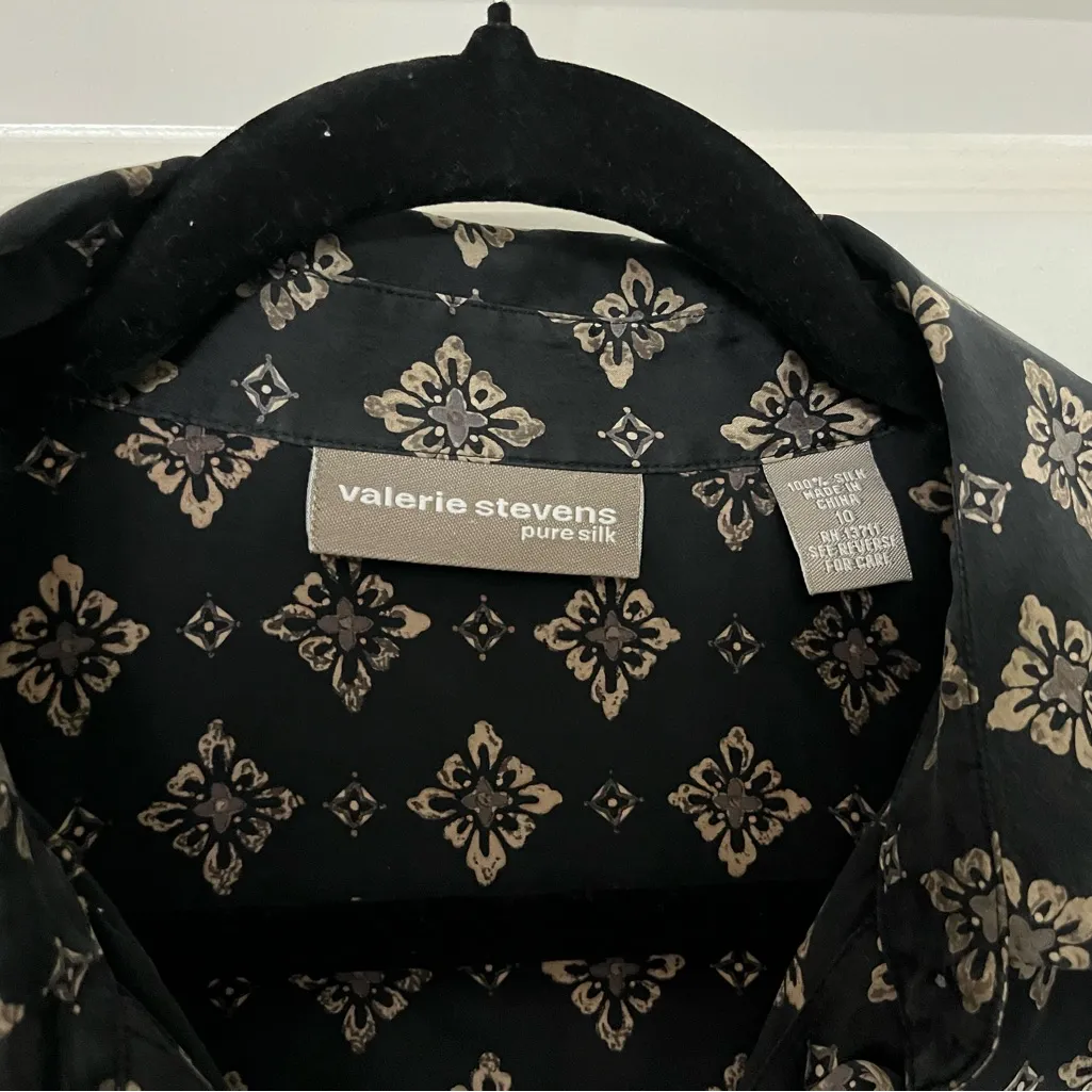 Valerie Stevens Silk Black Taupe and Gray Patterned Blouse Size 10 - Image 4