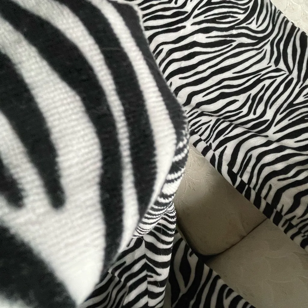 Vintage Old Navy Black & White Velvet Zebra Drawstring Intimates Sleepwear Pants - Image 4