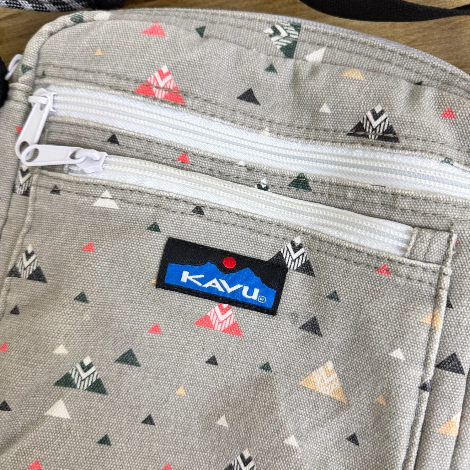 Kavu Wallop Crossbody Bag Purse Grey Multi Canvas Geometric Zip Pockets Rope - Image 4