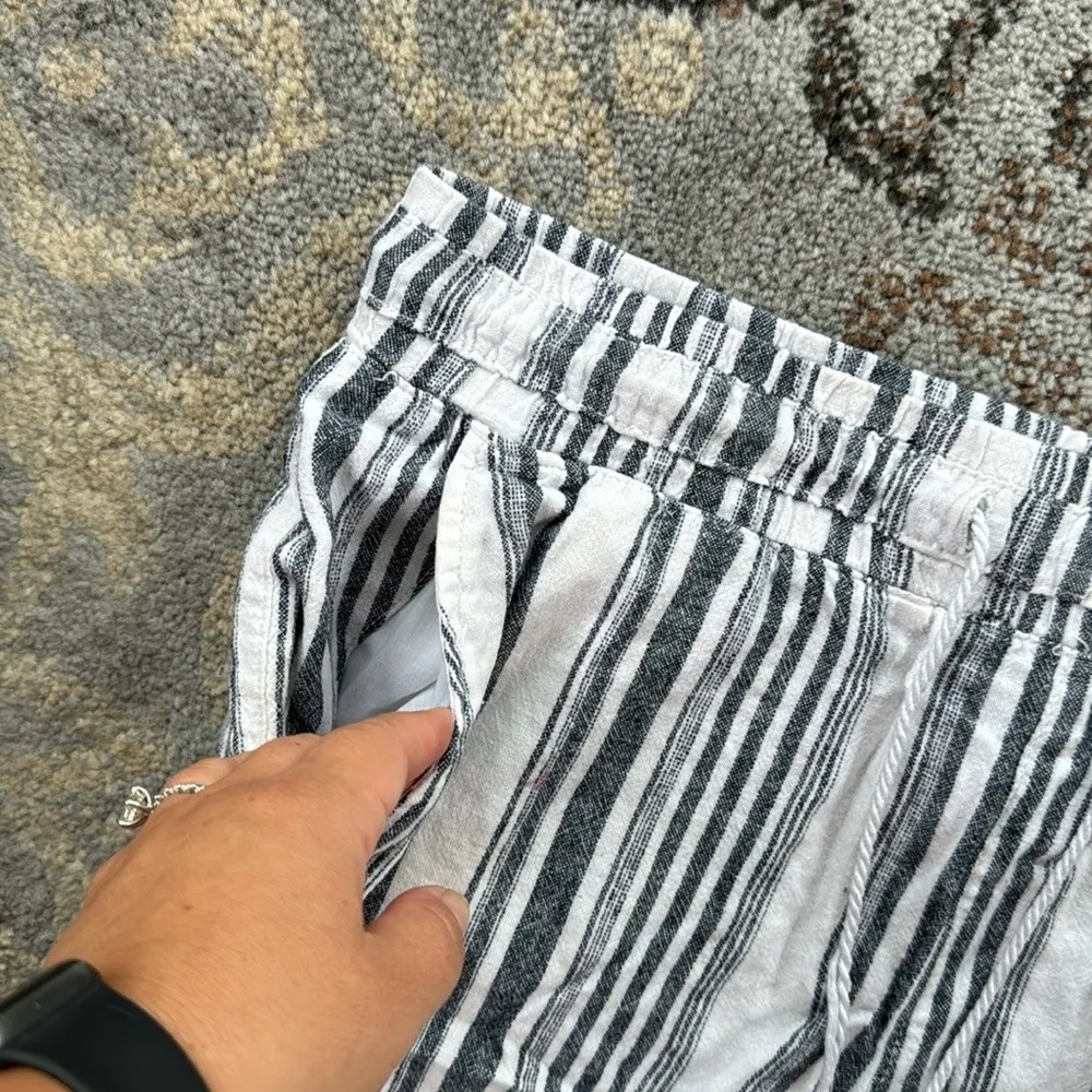 Time and Tru Linen Striped Shorts White Black Medium - Image 3