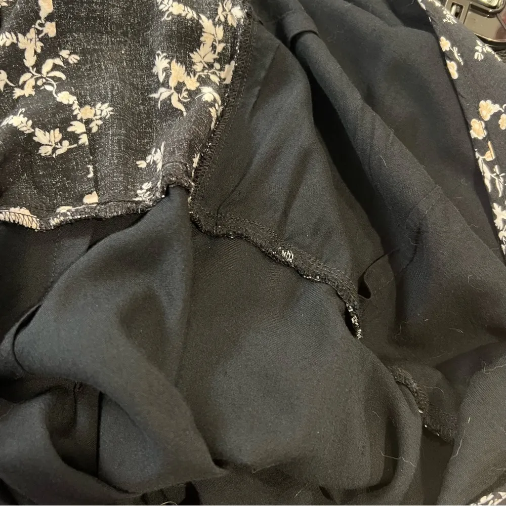 Abercrombie & Fitch Black and White Floral Wrap dress size medium petite - Image 10