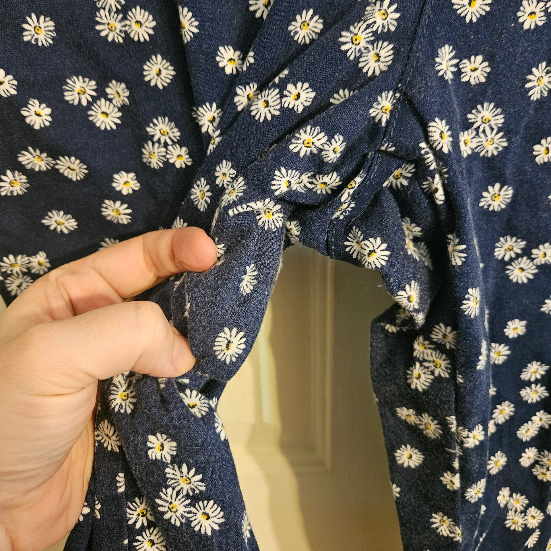 St. John's Bay Navy Floral Mid Rise Secretly Slender Capris Sz 14-16 - Image 5