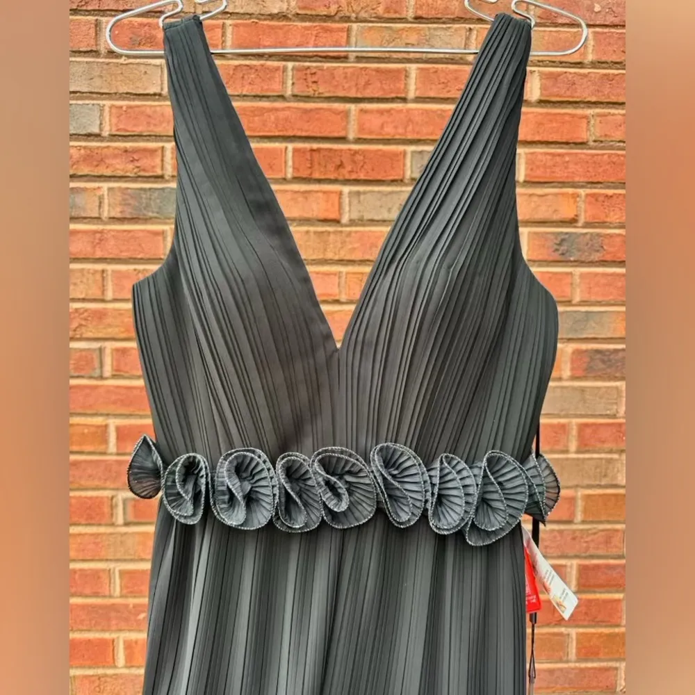 New IEENA for Mac Duggal Plunge Neckline Rosette Pleated A-Line Black Gown Form - Image 7