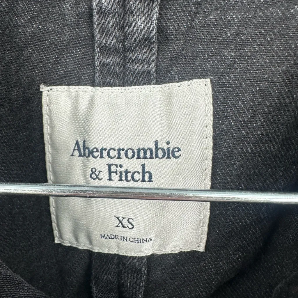 Abercrombie & Fitch Women's Black Collarless Denim Jacket Size XS - Image 4