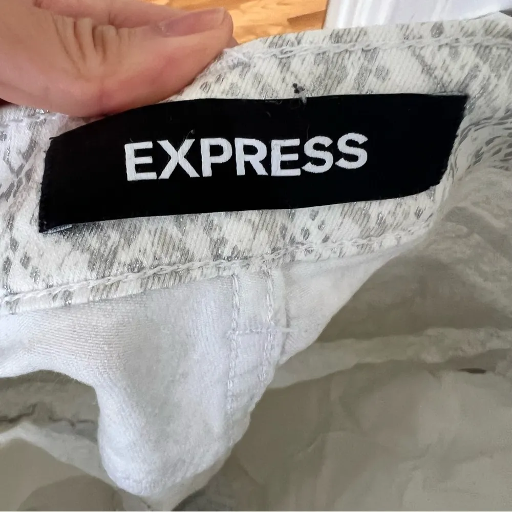 Express White & Silver Super High Rise Cropped Straight Printed Jeans Size 0 EUC - Image 6