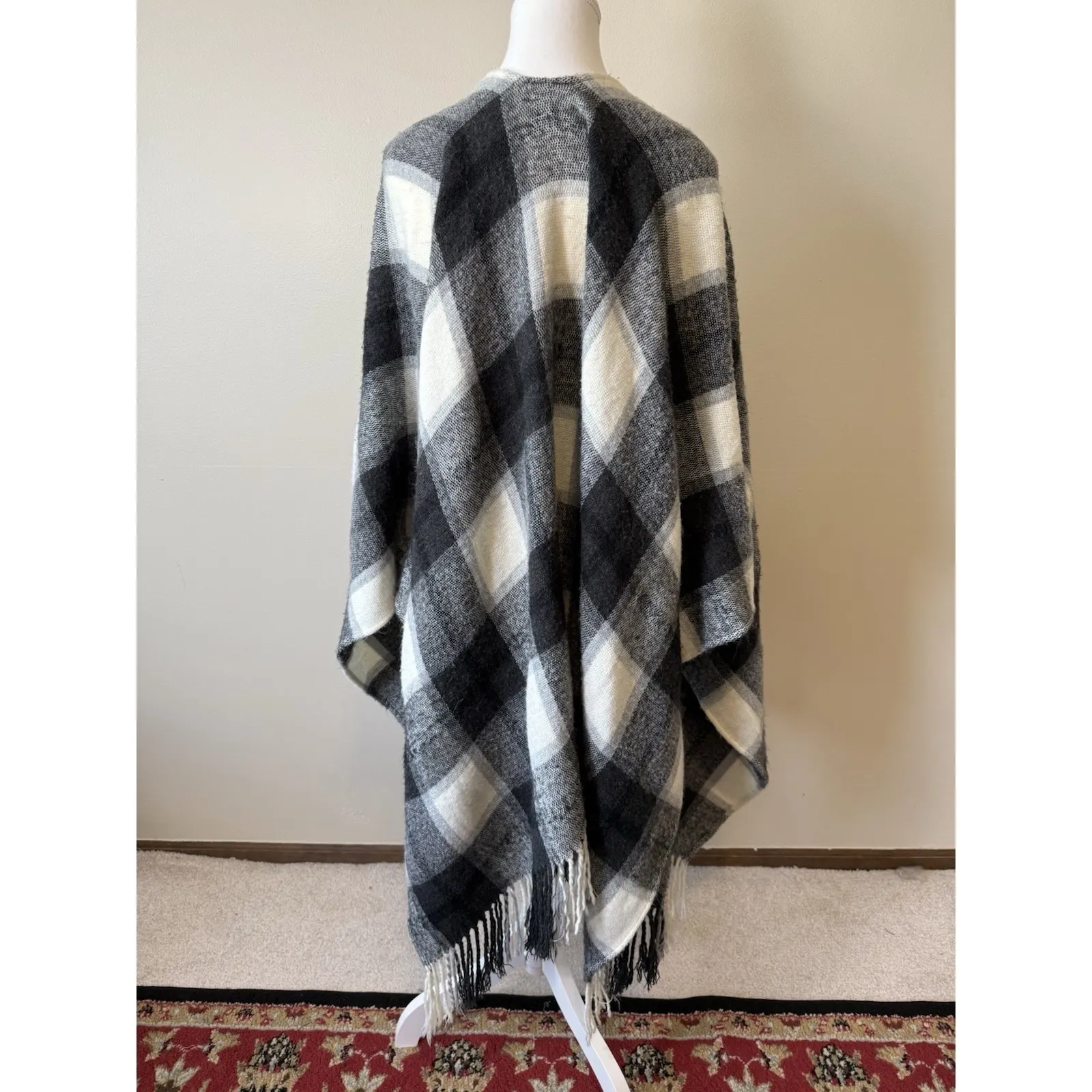Soft Surroundings Plaid Fringe Poncho Wrap One Size Black White Gray Check Cape - Image 6