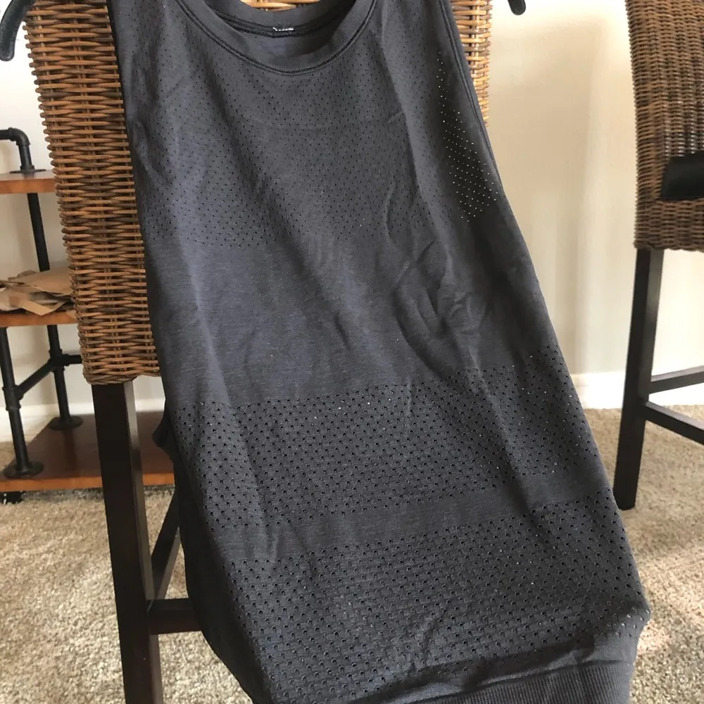 Lululemon Swiftly Perforated Mesh Look Black Muscle Tank Top Athletic 6 Small - Image 2