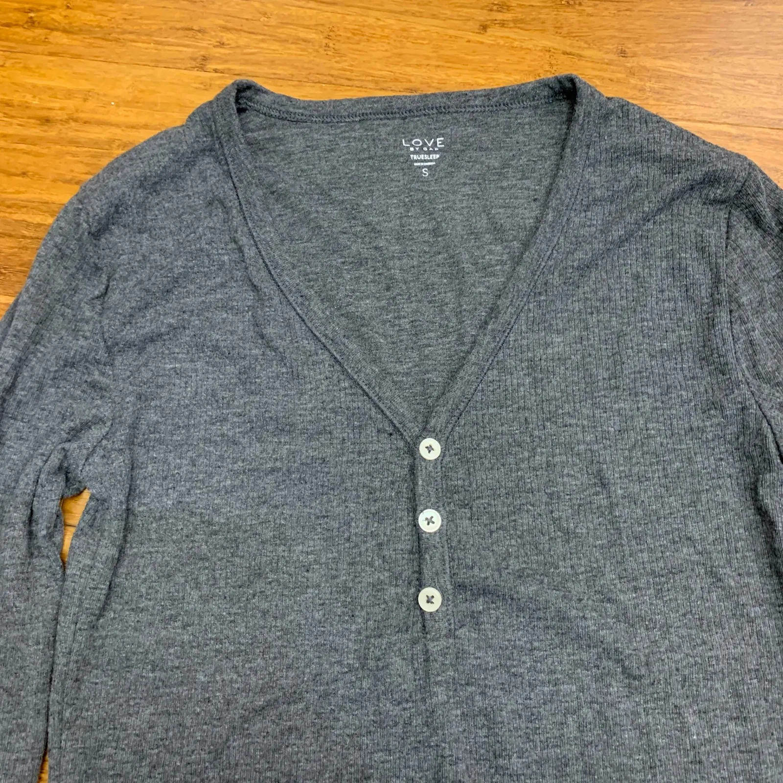 Gap Love TrueSleep Henley Top Womens‎ Small Gray Long Sleeve Ribbed Knit Casual - Image 2