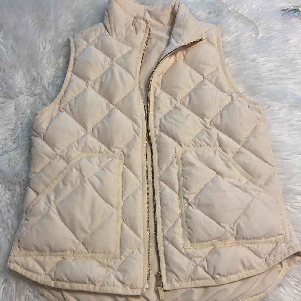 J.Crew Puffer Vest size S BNWOT length 25” bust 36” color cream - Image 13