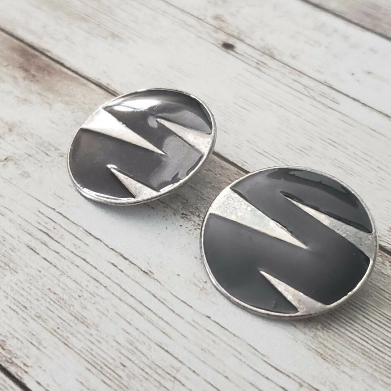 Vintage Clip On Earrings Black & Silver Tone Zig Zag Circle - Image 2
