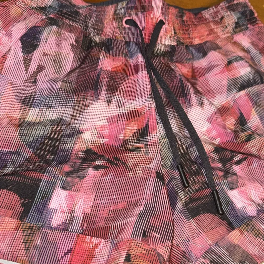 Lululemon Spring Break Away Sun Dazed Multi Pink Cuffed Shorts Size 2 - Image 3