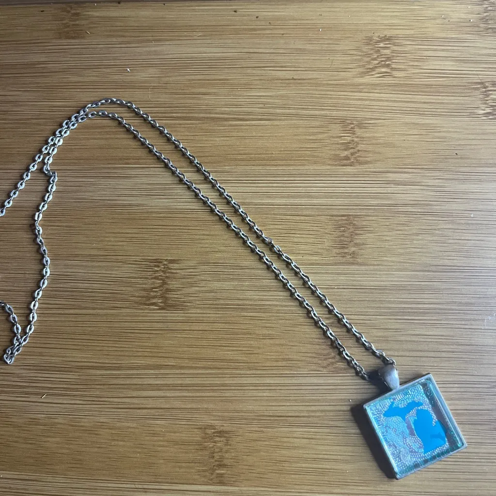 Michigan State Glass Pendant Necklace Silver Tone Chain - Image 2