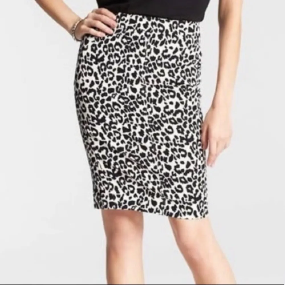 Ann Taylor leopard print pencil skirt‎ 8 P - Image 4