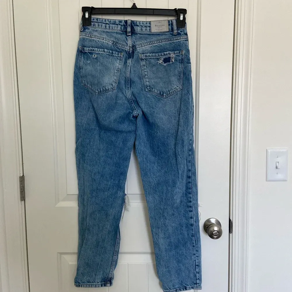 EUC | Bershka women’s light wash ripped straight cut jeans —‎ size 6 - Image 4