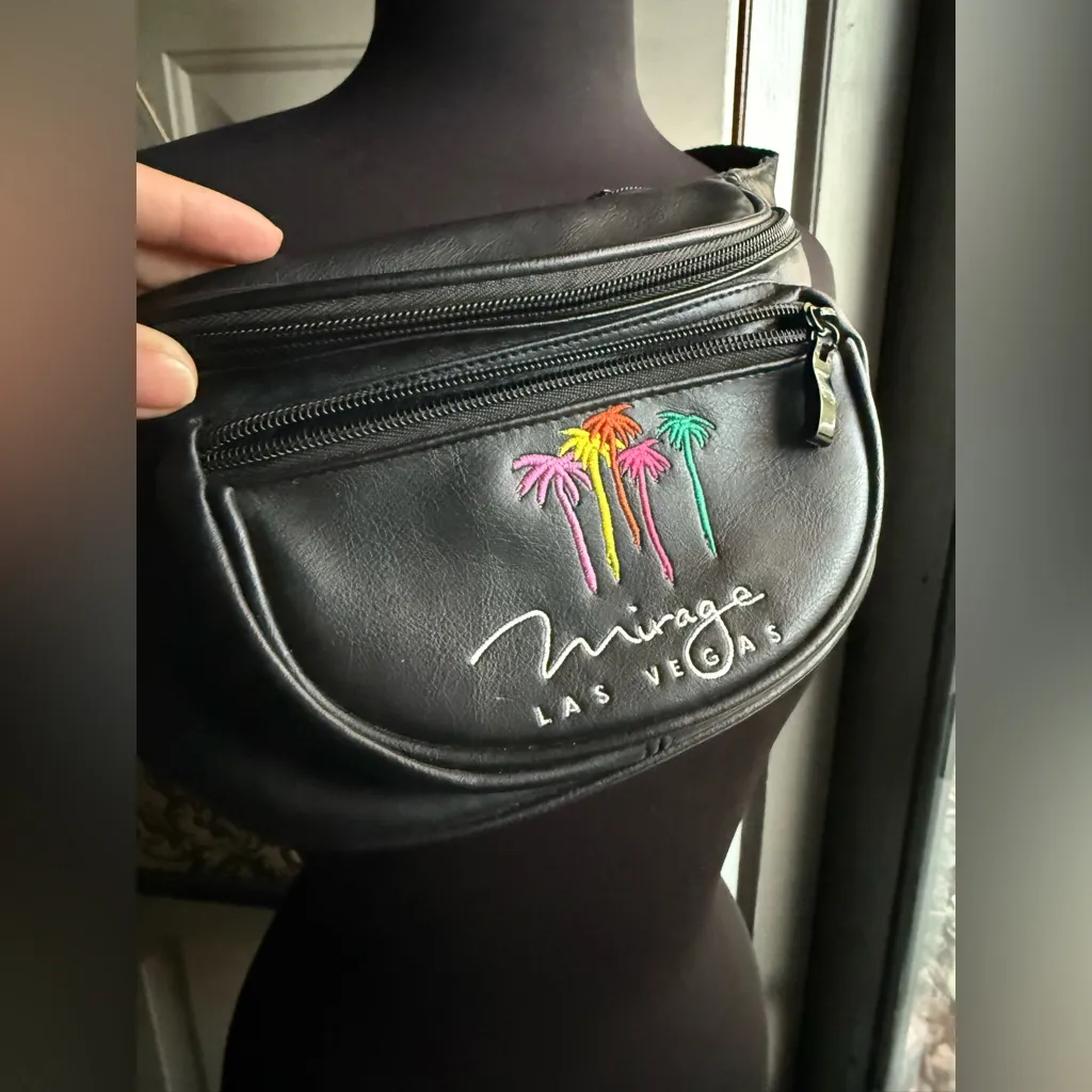 NOS vintage 90s Mirage hotel Las Vegas leather bum bag fanny pack Pink - Image 3