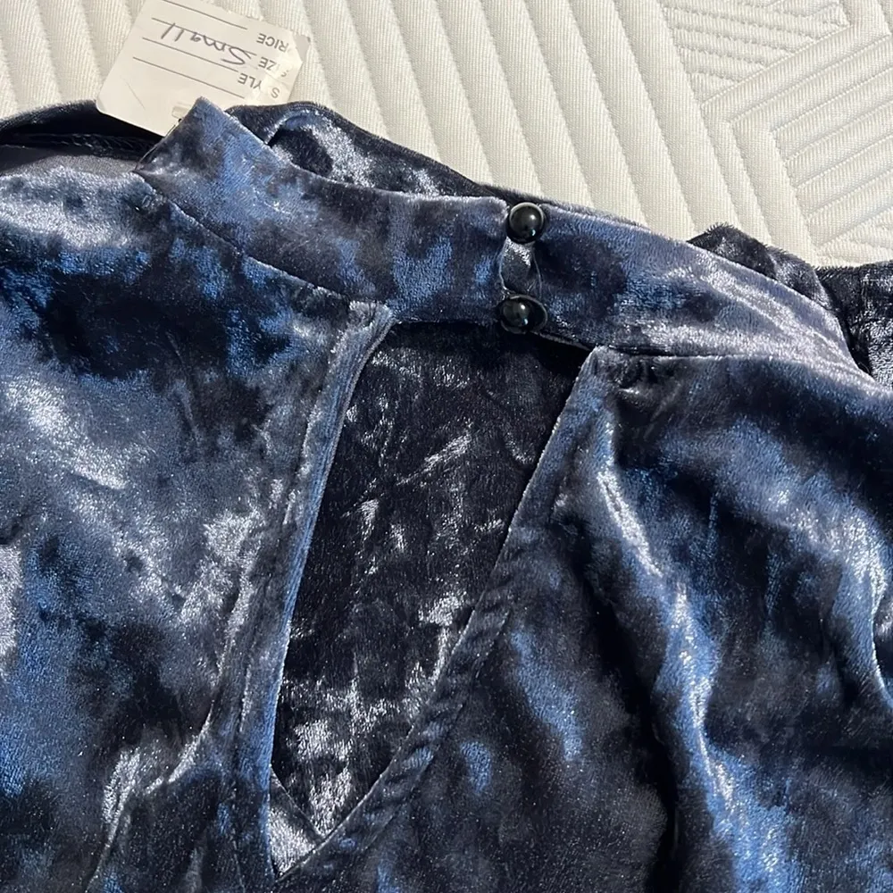 White Birch women’s small velvet top halter v neck short sleeve bluish grey soft - Image 8