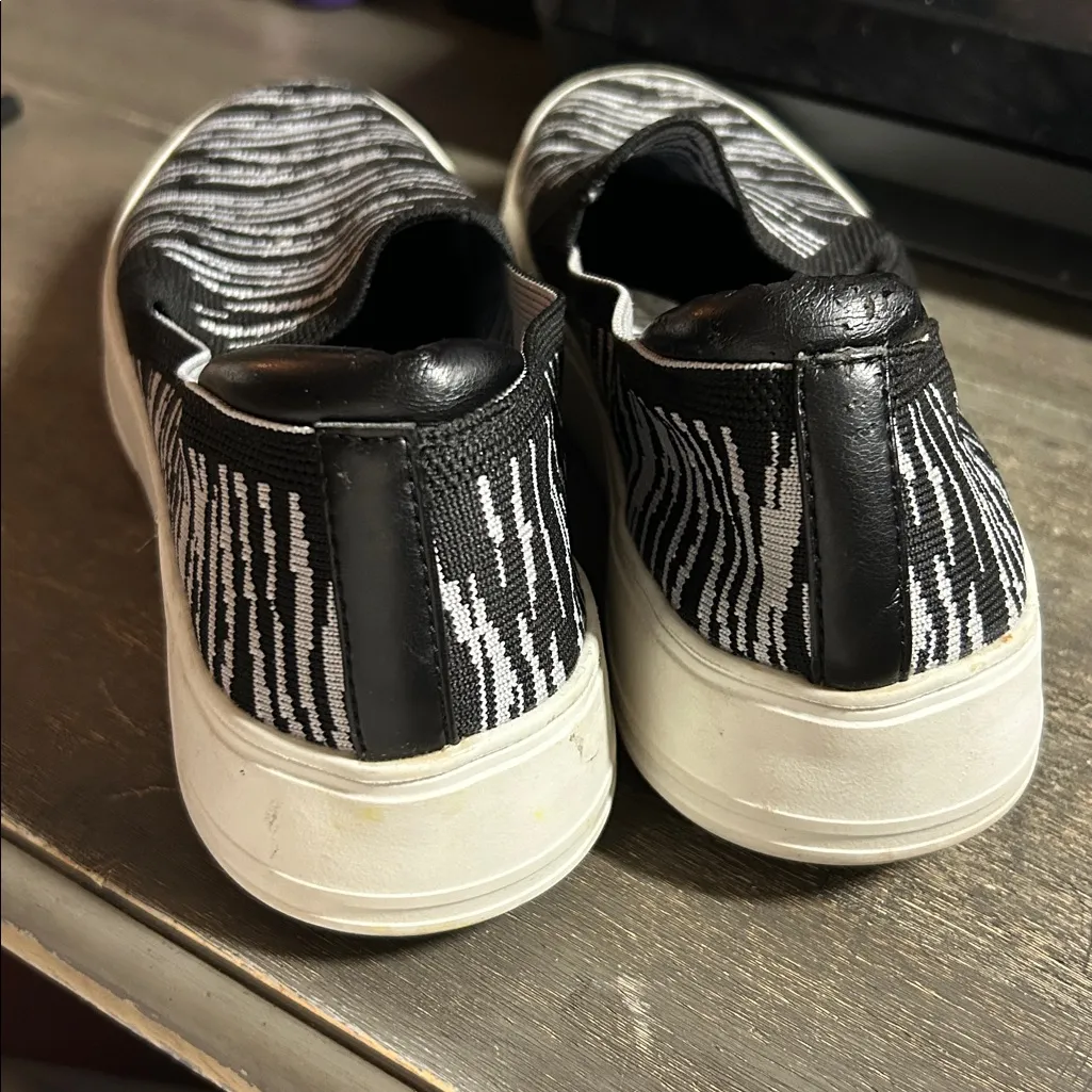 Dearfoams Black and White Comfort Slippers - Image 3