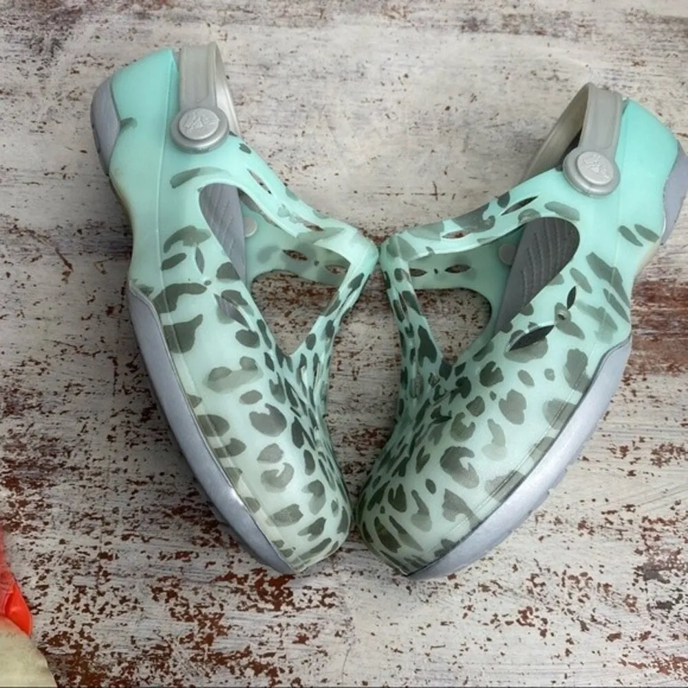 Crocs Women's Carlie Leopard Fade Clog Mule Shoes 6 - Image 3