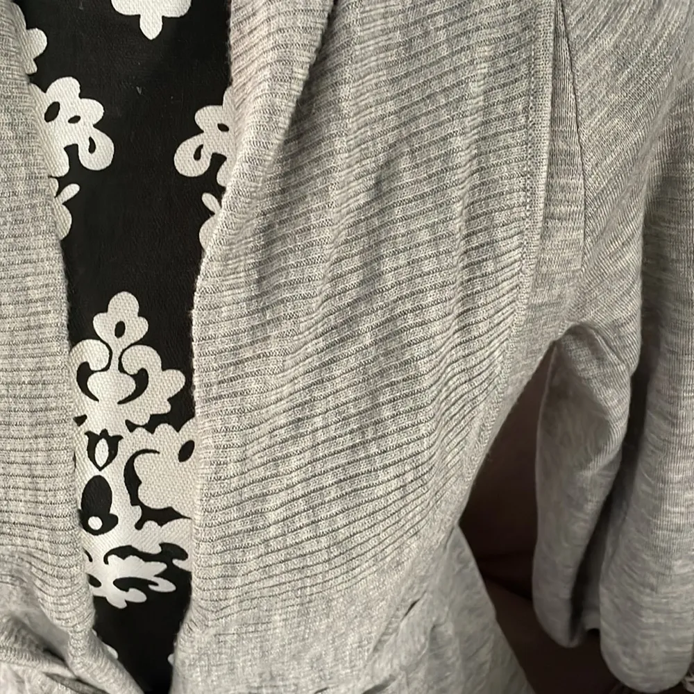 BCBGMAXAZRIA 100% Merino Wool Gray 3/4 Sleeve Cardigan with Belt Size Medium - Image 2