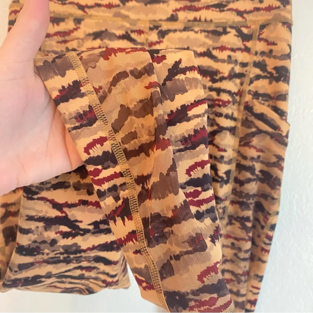 Fabletics powehold Brown and Black Patterned Leggings with pockets - Image 3