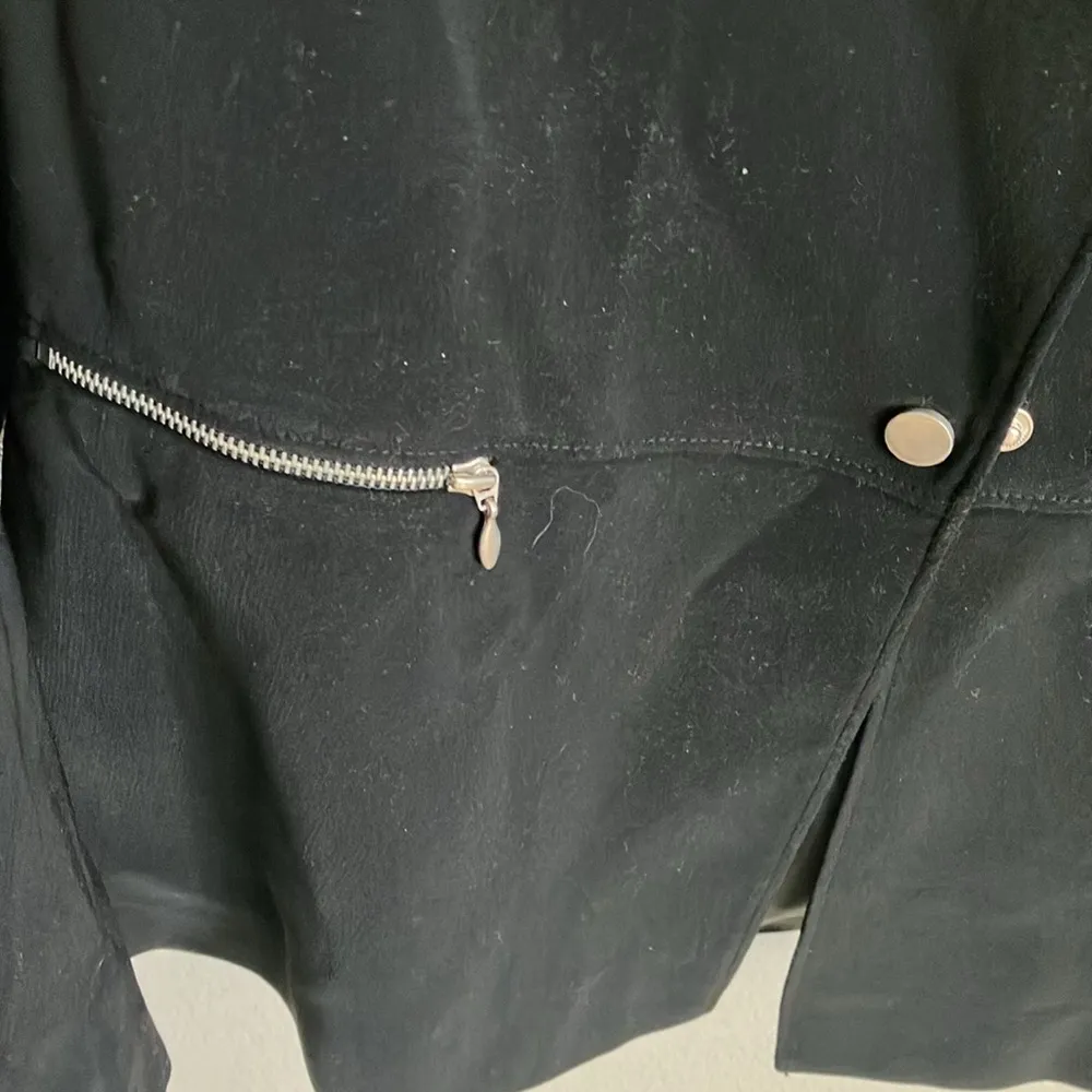 Tahari Arthur Levine Black Blazer With Zip Pockets & Snap Front Closure - Image 3