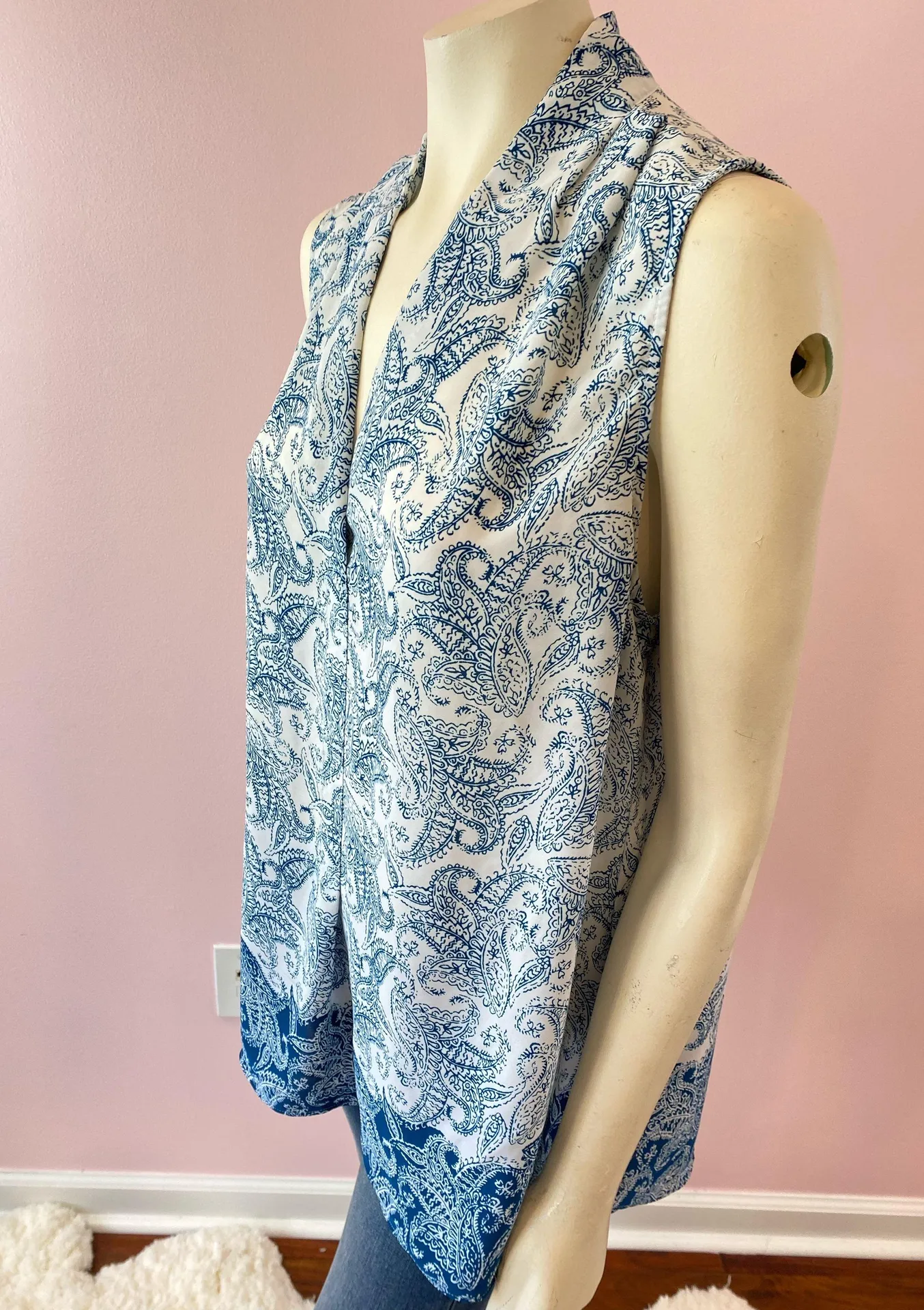 Sleeveless Blue Paisley Top - Image 5