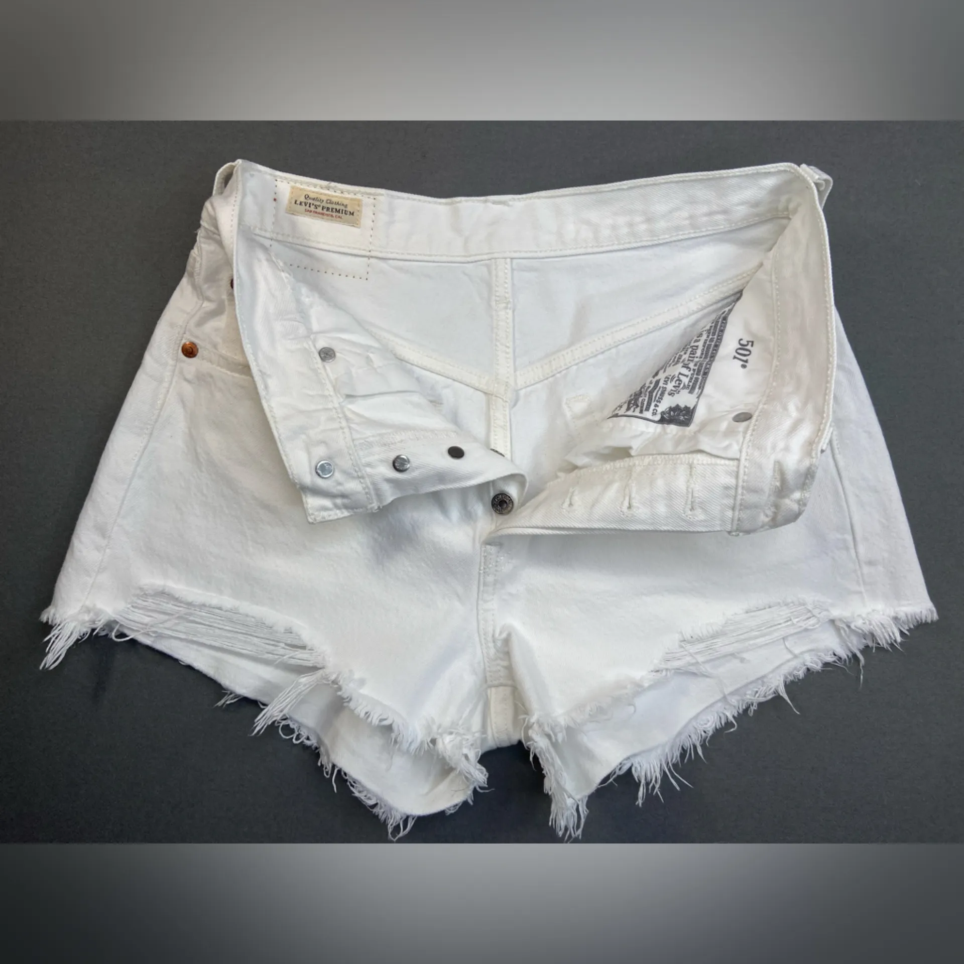 Levi Premium Cut off Shorts 501 Jeans Button fly‎ Frayed hem Size Small - Image 4