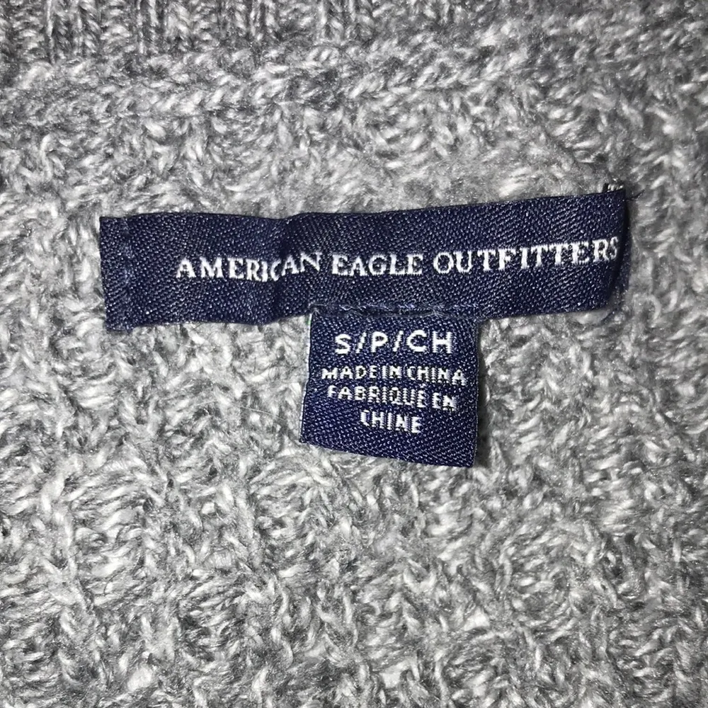 American Eagle Women’s Gray Knit V-Neck Sweater - Image 5