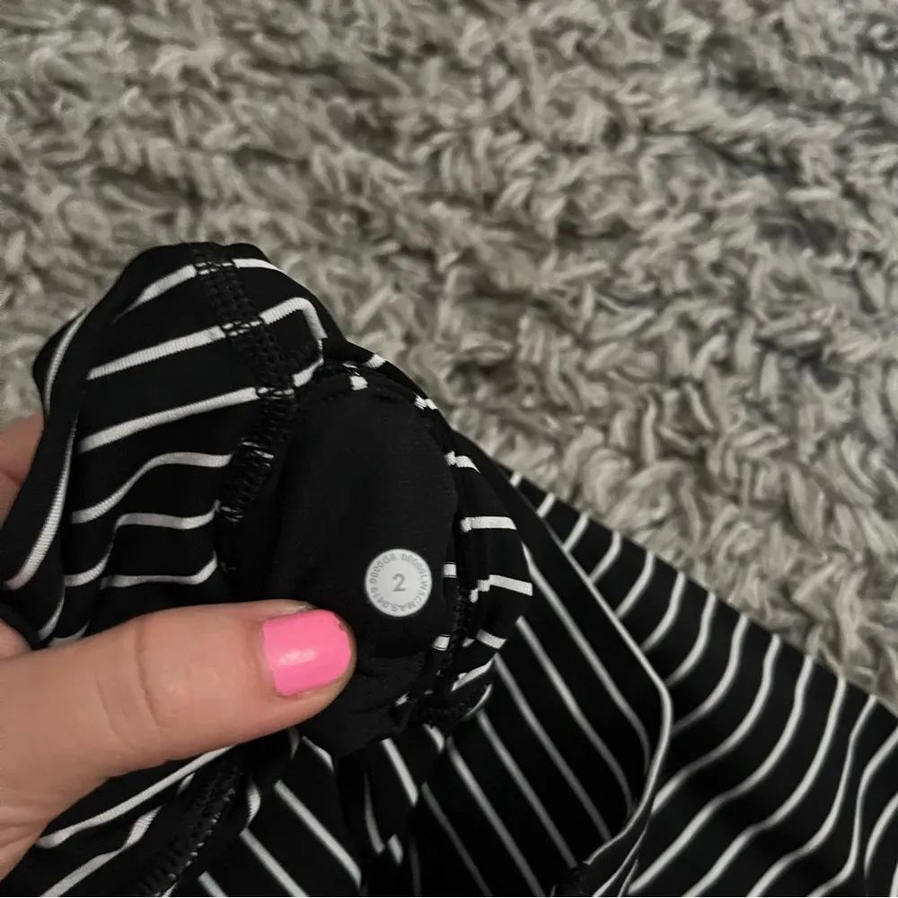 Lululemon black and white stripe wunder under 25” size 2 - Image 5