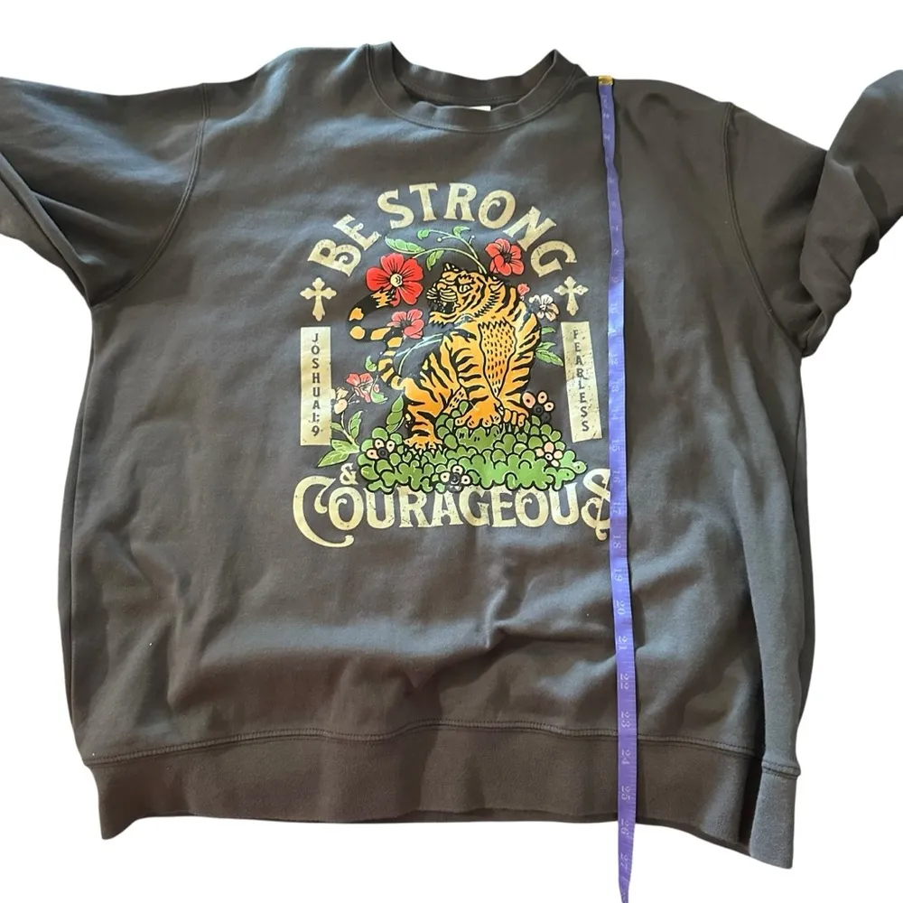 Be Strong Graphic Women's Sweatshirt - Image 3