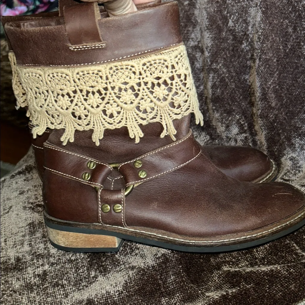 Látigo Cróquet Brown Leather Ankle Boots with Lace Trim - Image 3