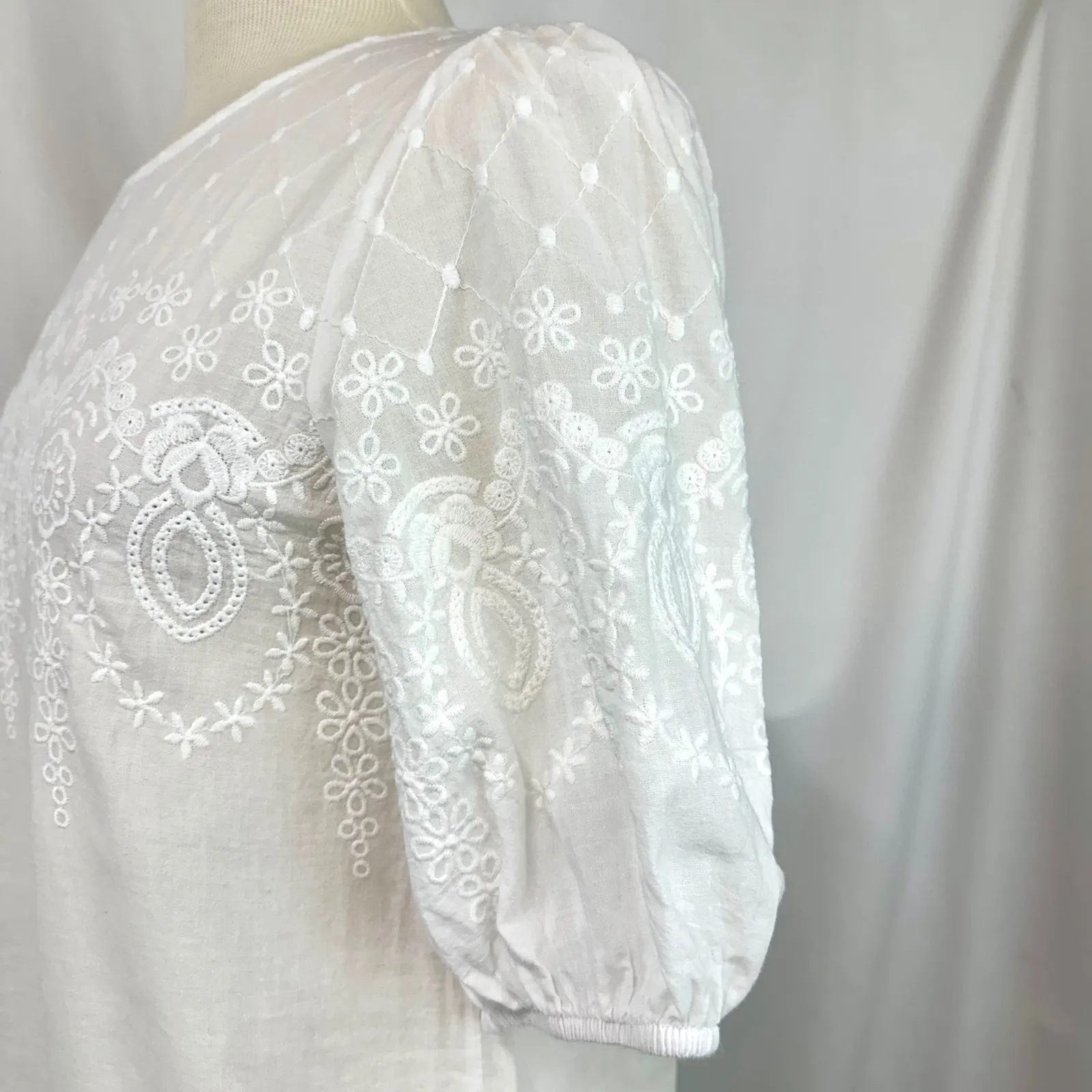 ANTHROPOLOGIE KINDRED White Embroidered Eyelet Lace Puff Sleeve Blouse Women's S - Image 5