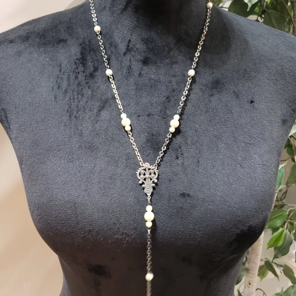 Womens Silver Tone Flower and GRAS Pearls Charm Necklace - Image 2