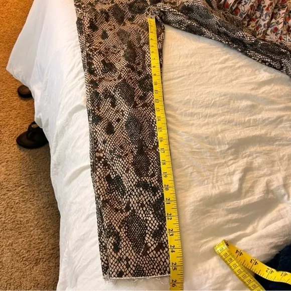 FREE PEOPLE High Rise Snakeskin Print Cropped Skinny‎ Jeans Size 29 - Image 9