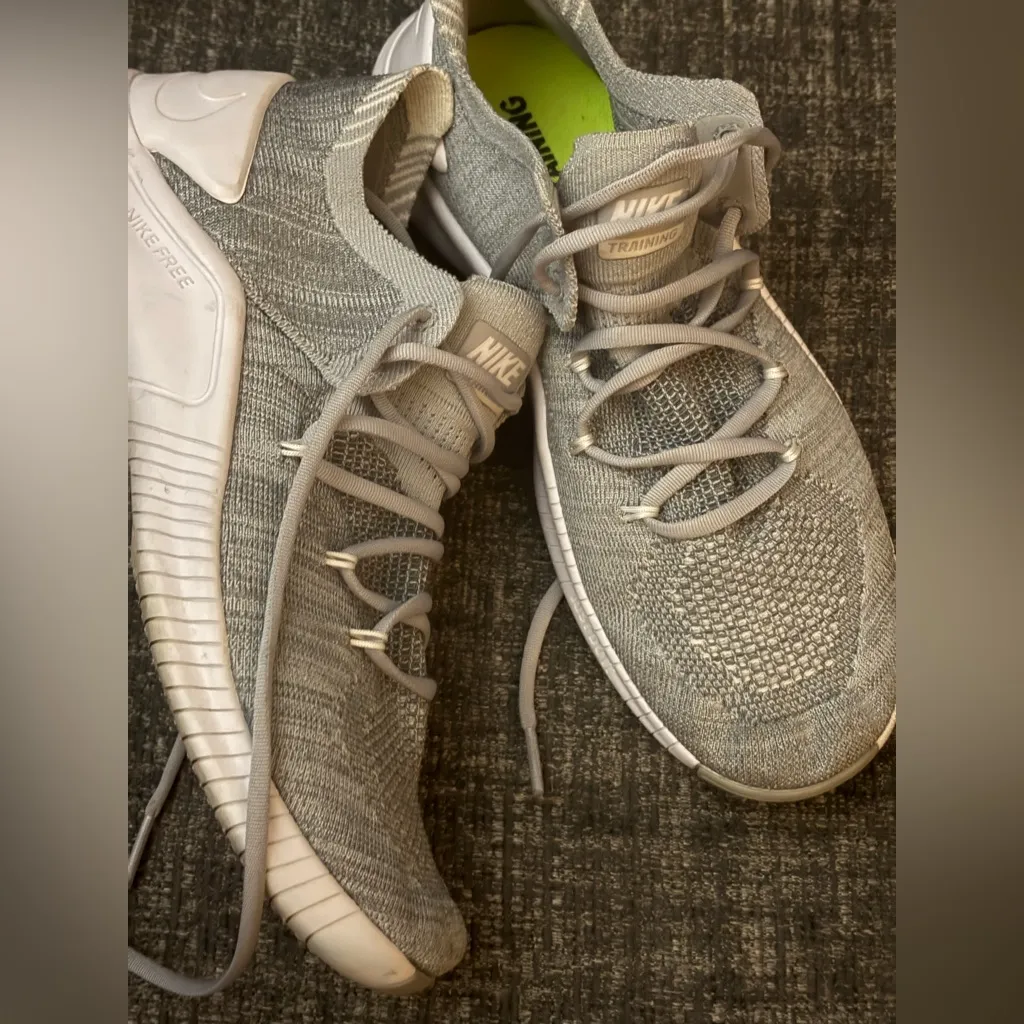 Women’s Nike free training tennis shoes size 8 - Image 2