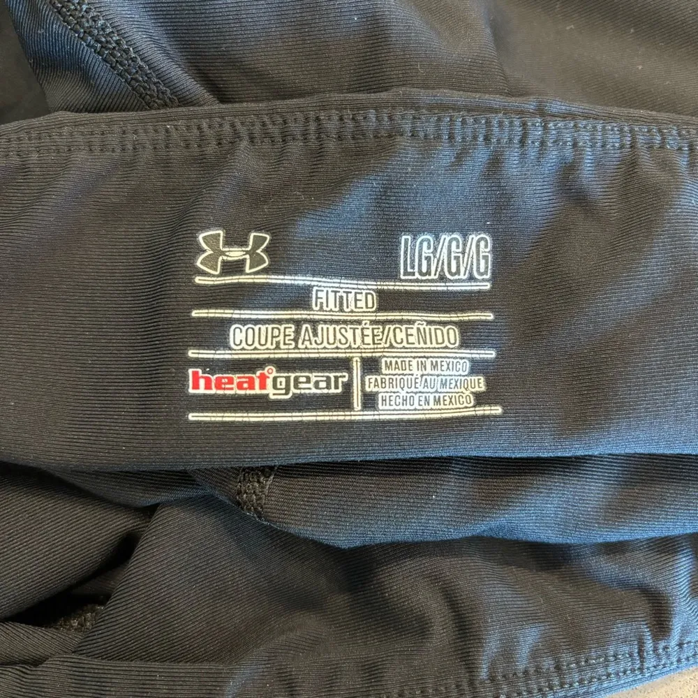 Under Armour Women’s  black fitted heat gear athletic capri pants size large - Image 7